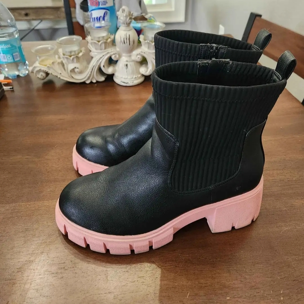 9.5W Torrid Black and Pink Rain Boots